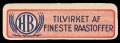 Tilvirket af fineste raastoffer - Rd baggrund Blt logo - Halsetiket